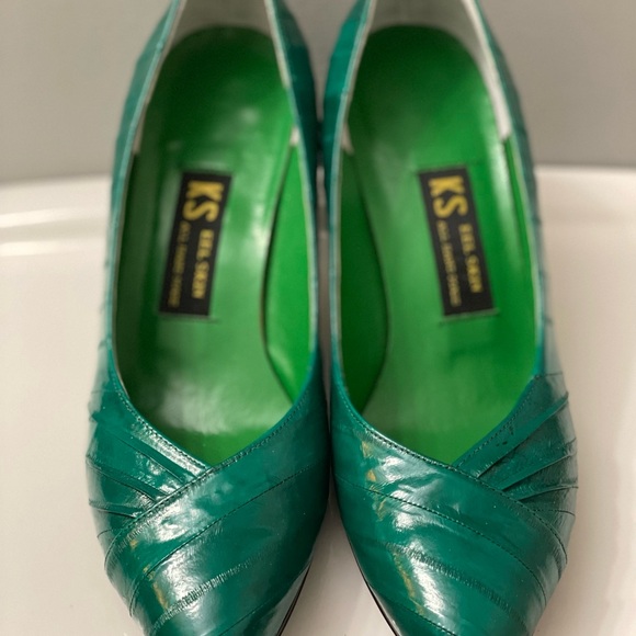 Elegant Emerald Green Women's Heels - Picture 2 of 11